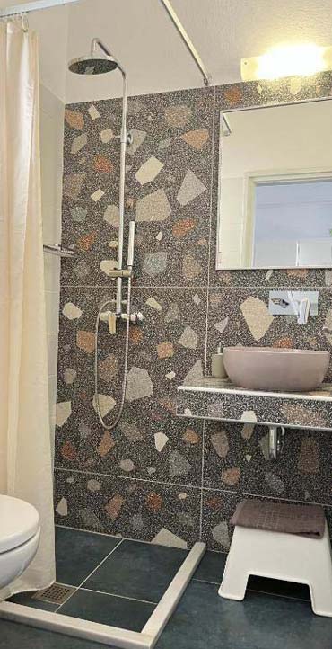 Modern bathroom at Meropi rooms in Sifnos